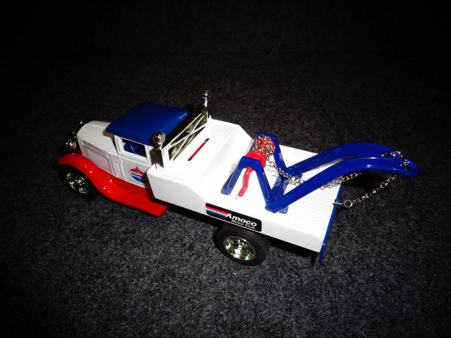 STANDARD OIL AMOCO 1931 International Tow Truck / Made In The U.S.A.