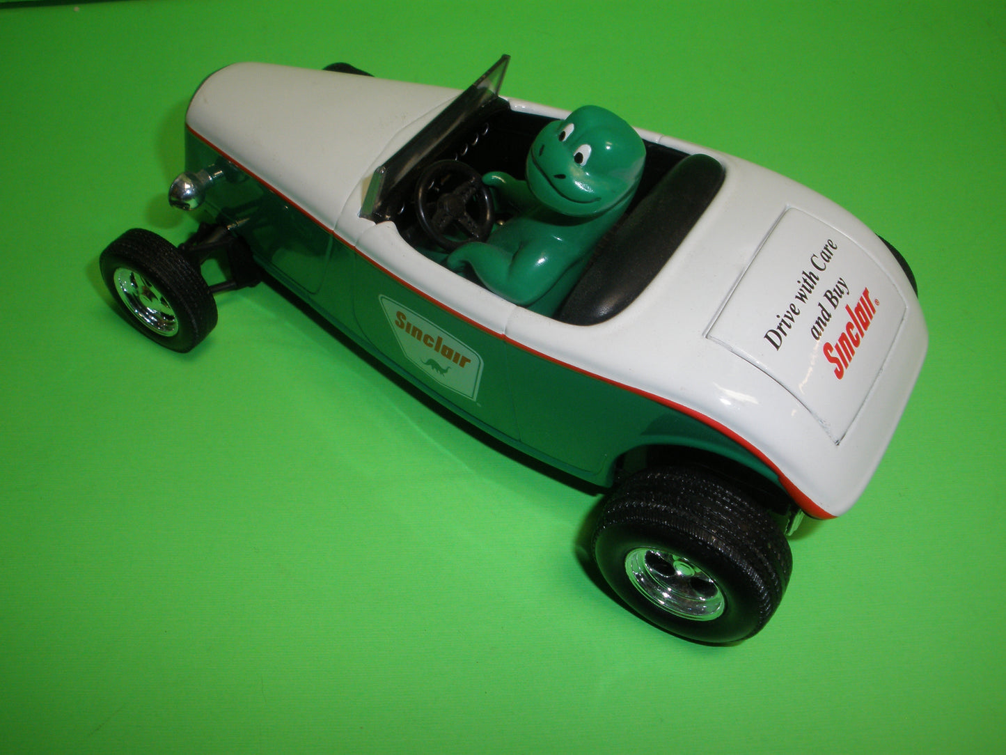 Sinclair 1934 Ford Roadster Convertible with Dino Figure