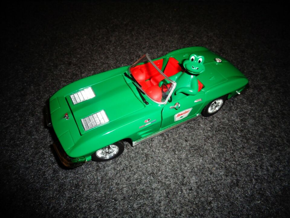 Sinclair 1963 Chevrolet Corvette Convertible with Dino Figure