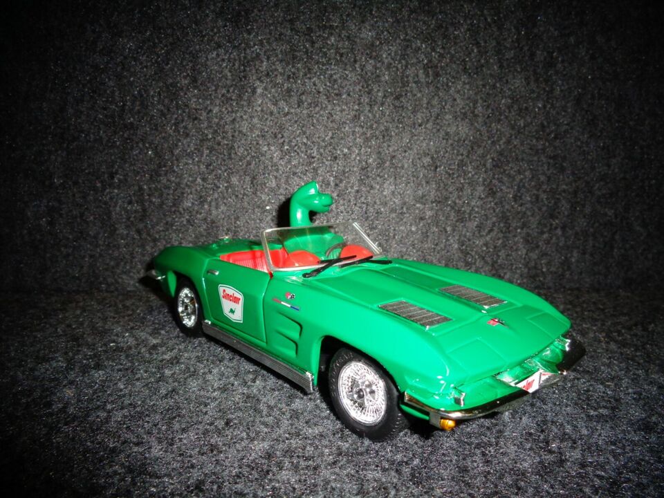 Sinclair 1963 Chevrolet Corvette Convertible with Dino Figure