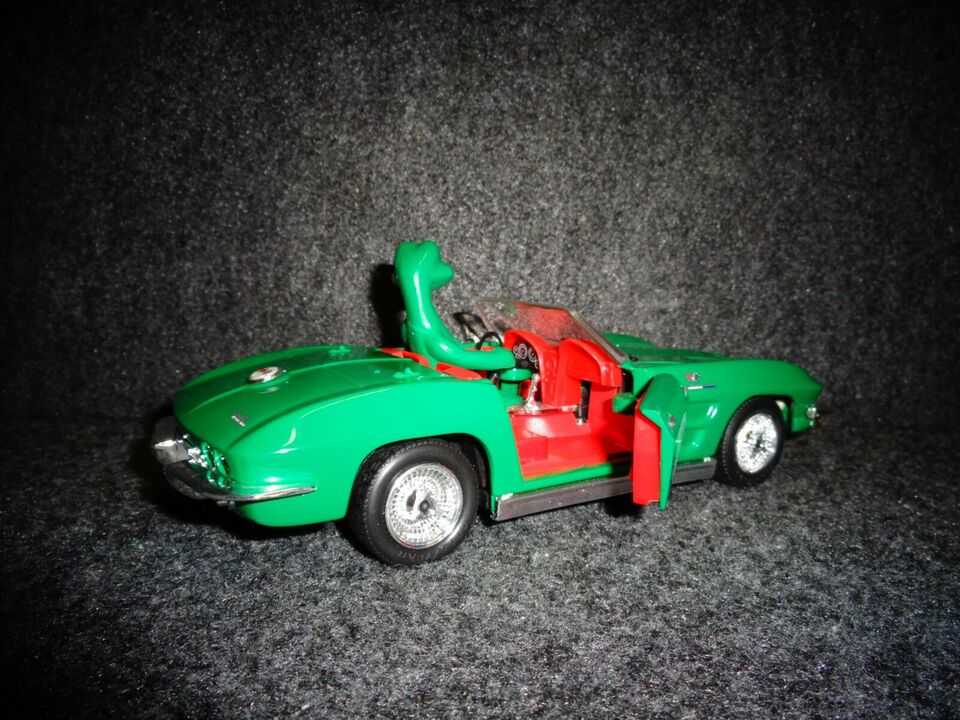 Sinclair 1963 Chevrolet Corvette Convertible with Dino Figure