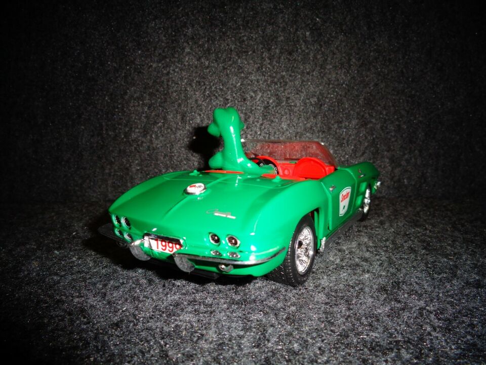 Sinclair 1963 Chevrolet Corvette Convertible with Dino Figure