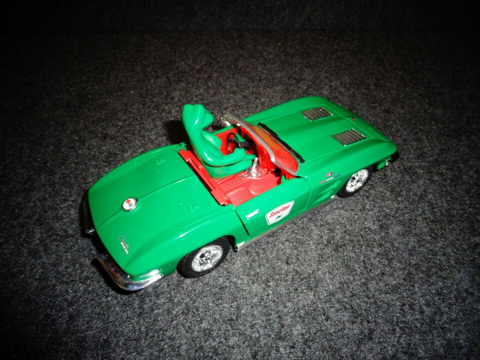 Sinclair 1963 Chevrolet Corvette Convertible with Dino Figure