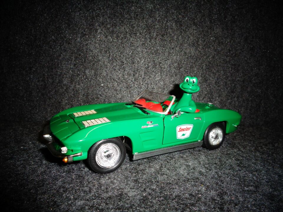 Sinclair 1963 Chevrolet Corvette Convertible with Dino Figure