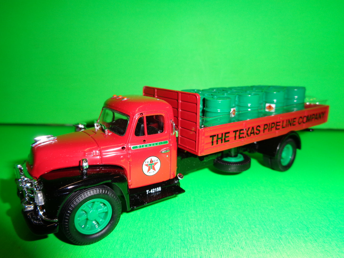 Texaco Diamond T620 Dropside Truck with Oil Drums