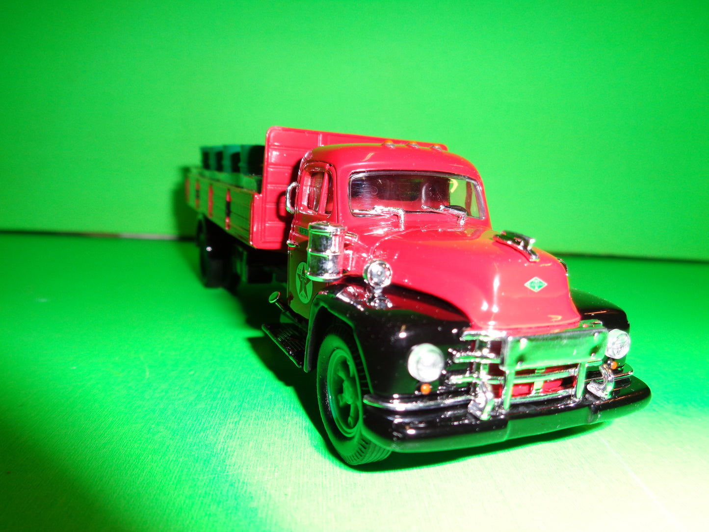 Texaco Diamond T620 Dropside Truck with Oil Drums