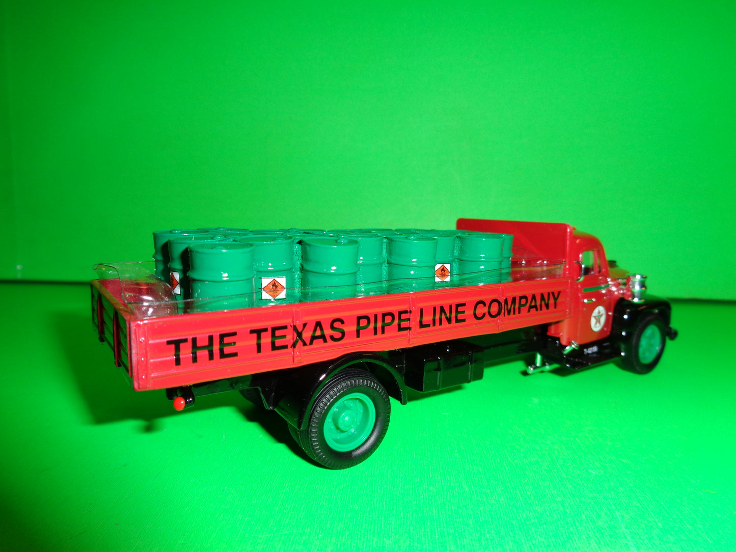 Texaco Diamond T620 Dropside Truck with Oil Drums