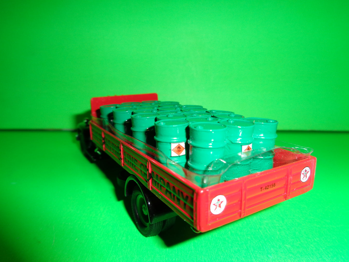 Texaco Diamond T620 Dropside Truck with Oil Drums