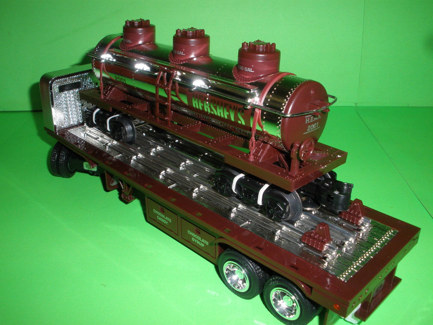 2001 Hershey's Flatbed Truck & Train 3-Dome Tanker Car