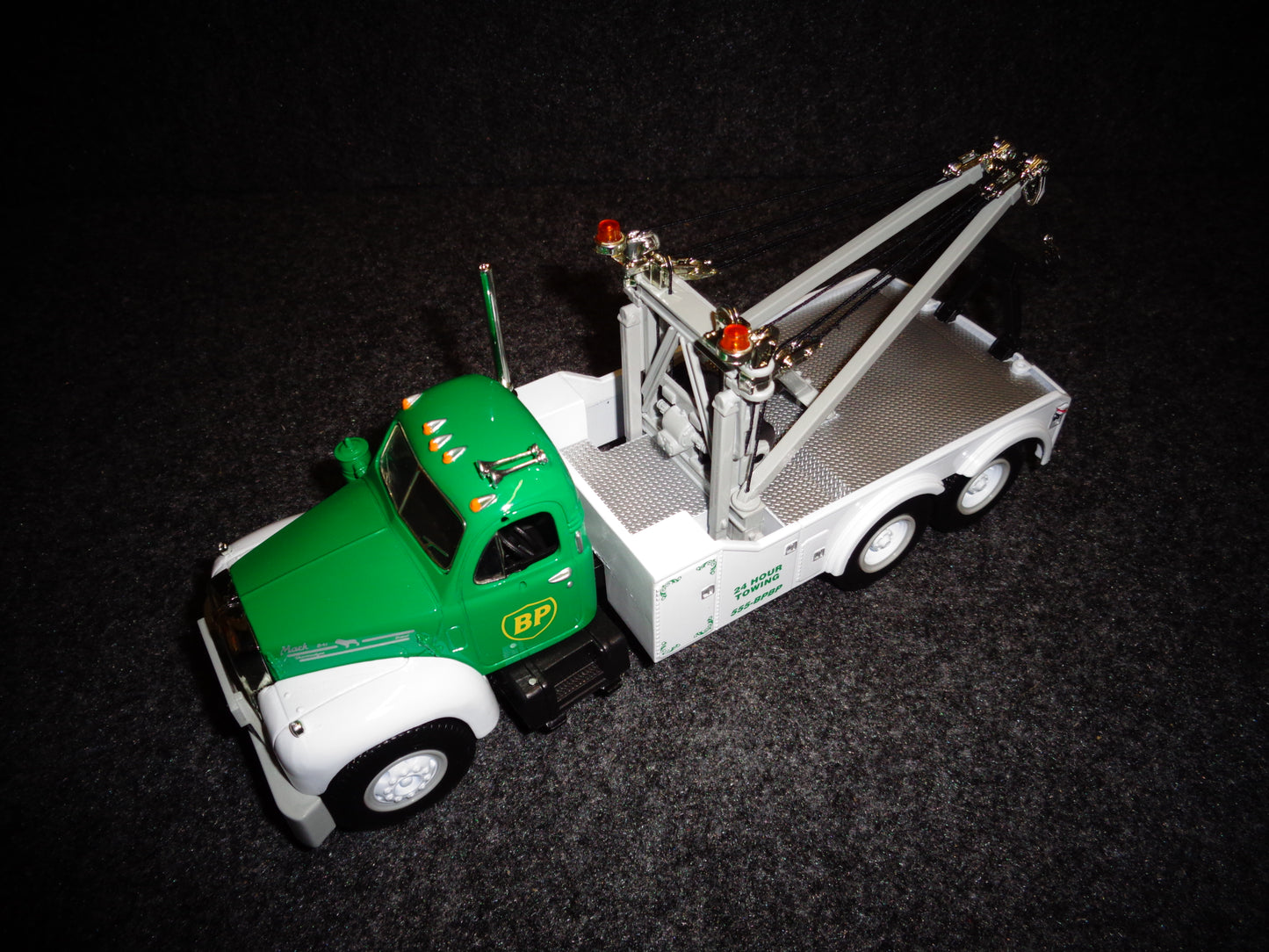BP 1960 Mack B-61 Tow Truck