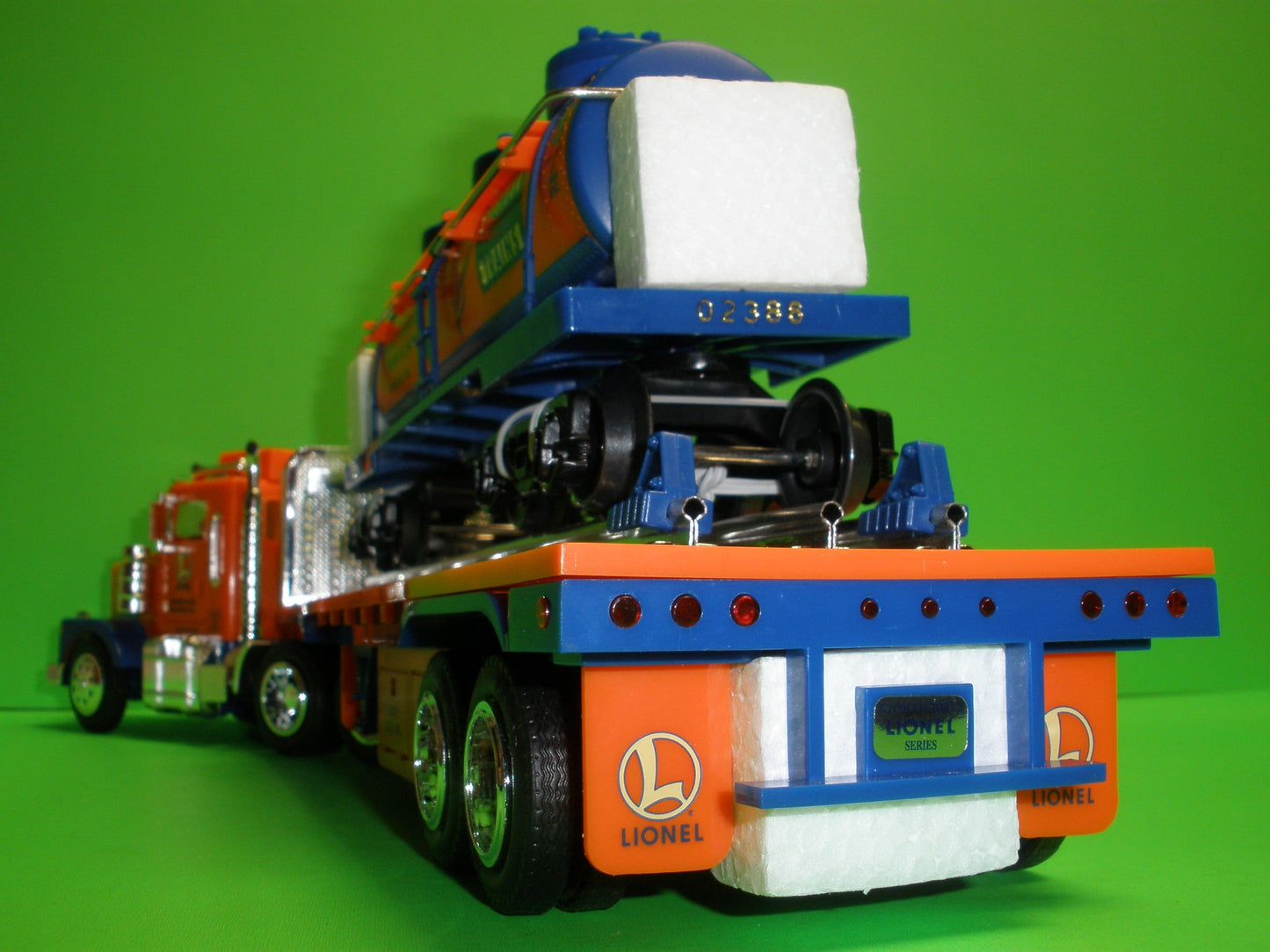 Lionel Trains 2001 Flatbed Truck & 3 Dome Tanker Car