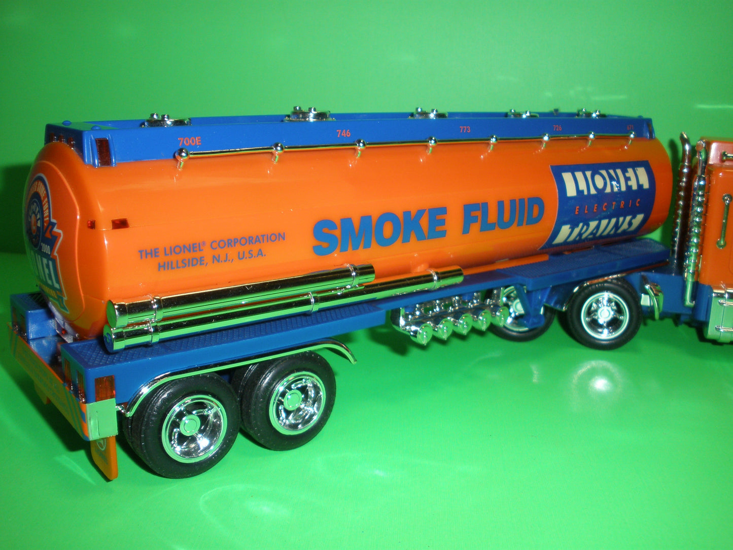 Lionel Trains 2001 Tanker Truck