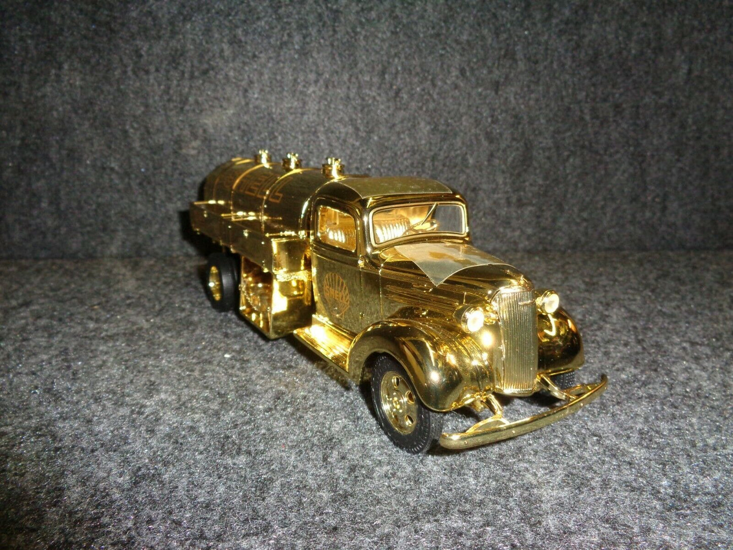 Shell 1937 Chevrolet Tanker Truck Golden Edition