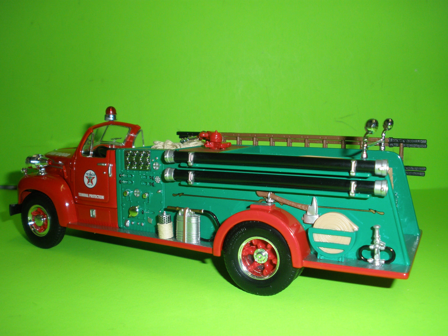 Texaco 1960 Mack B-61 Fire Truck Paragon Series