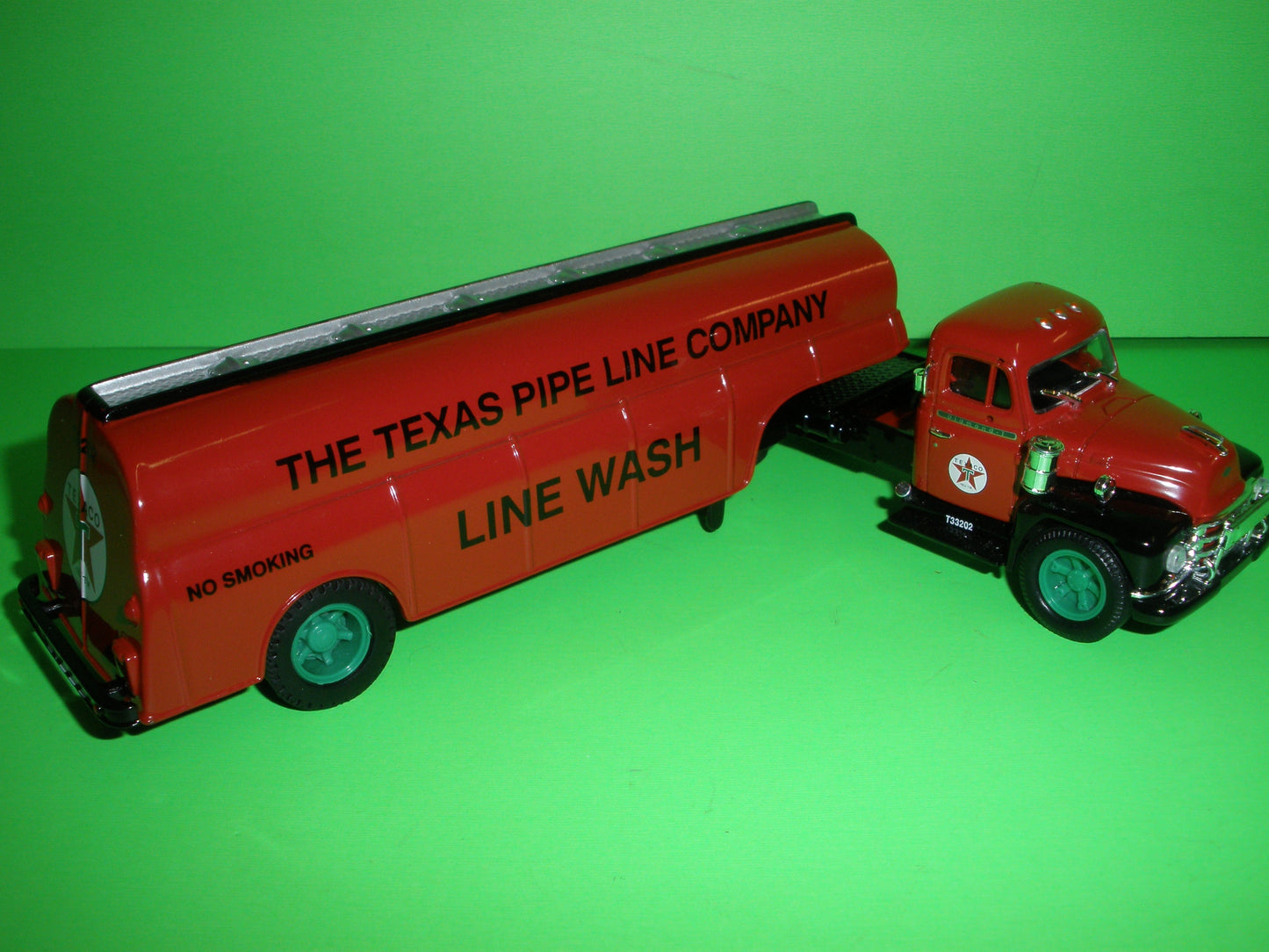 Texaco Diamond T620 Semi Skirted Tanker Truck