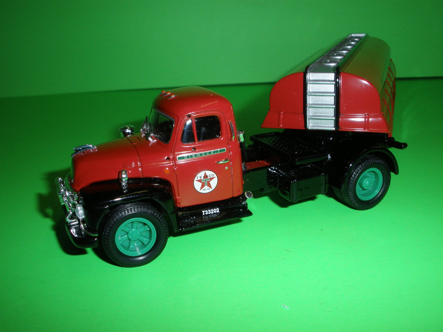 Texaco Diamond T620 Semi Skirted Tanker Truck