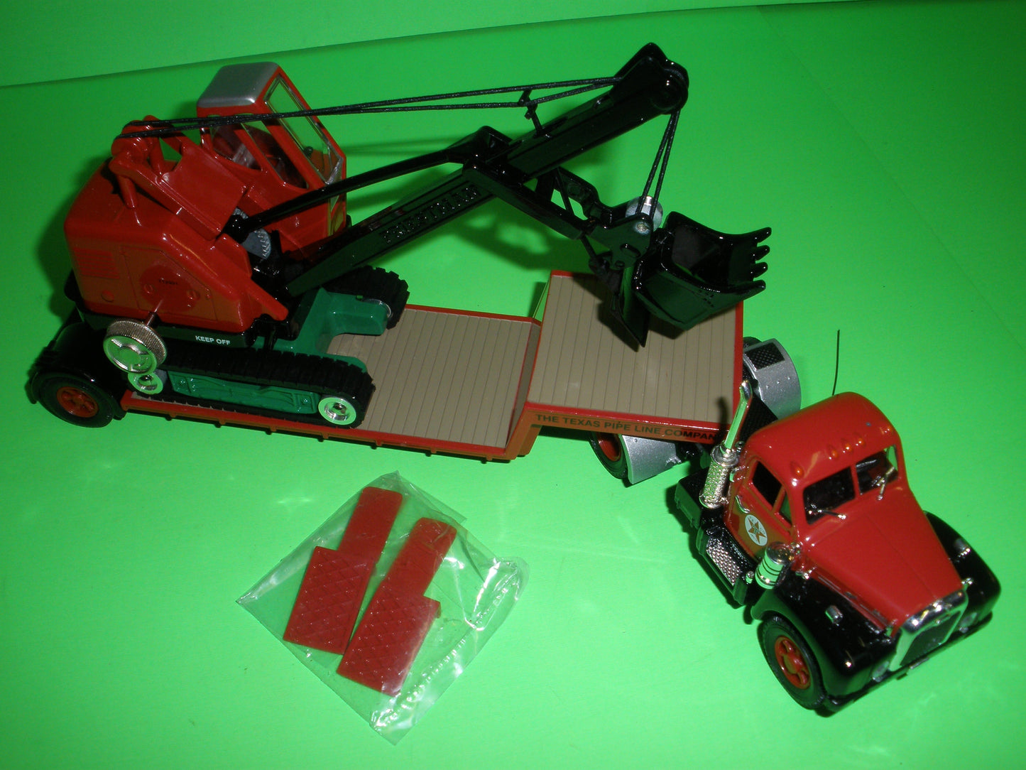 Texaco Mack B Series Tractor & Lowboy Trailer & Luffing Shovel