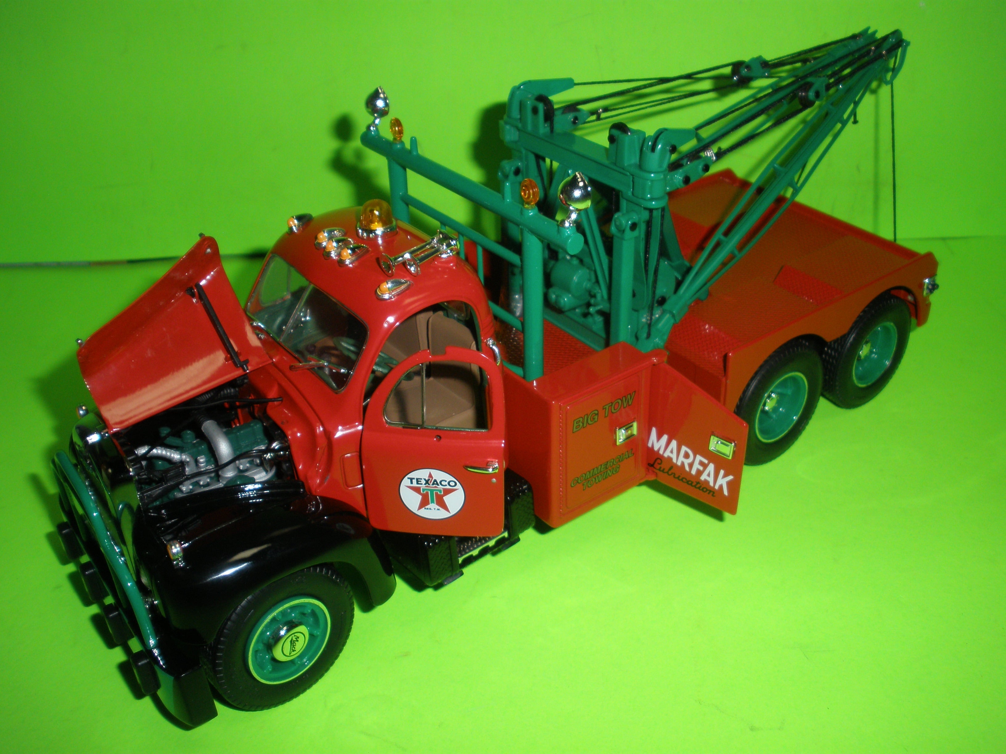 Texaco Marfak 1960 Mack Model-B61 Tow Truck