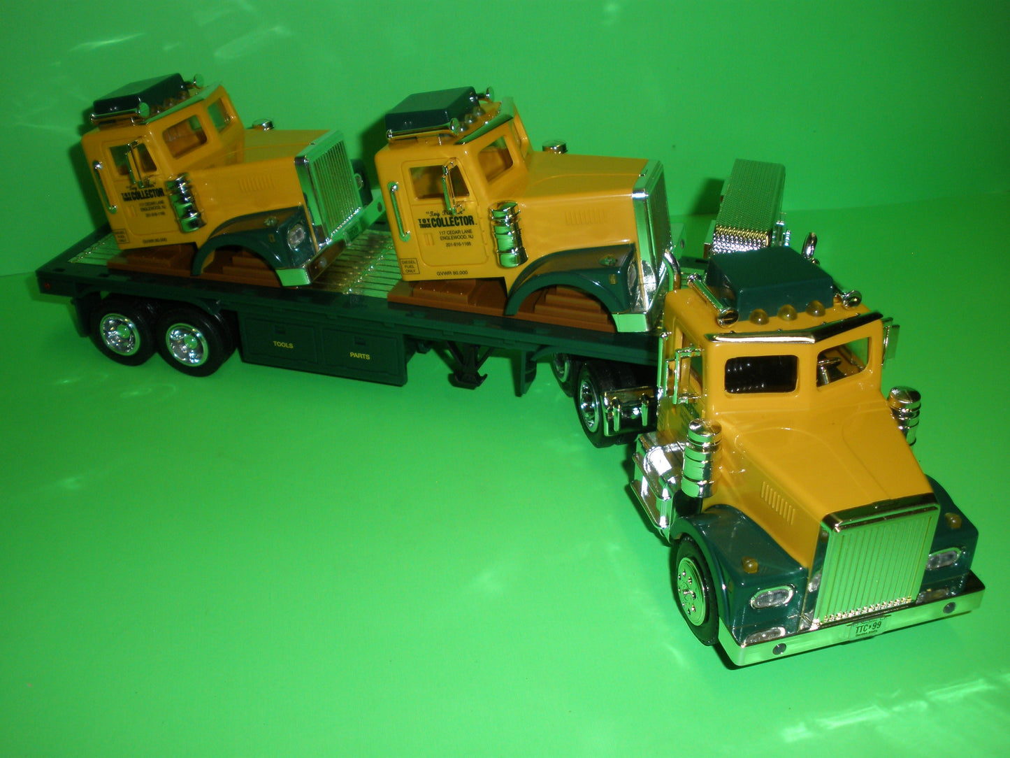Toy Truck Collector Flatbed Truck & 2 Cab Load
