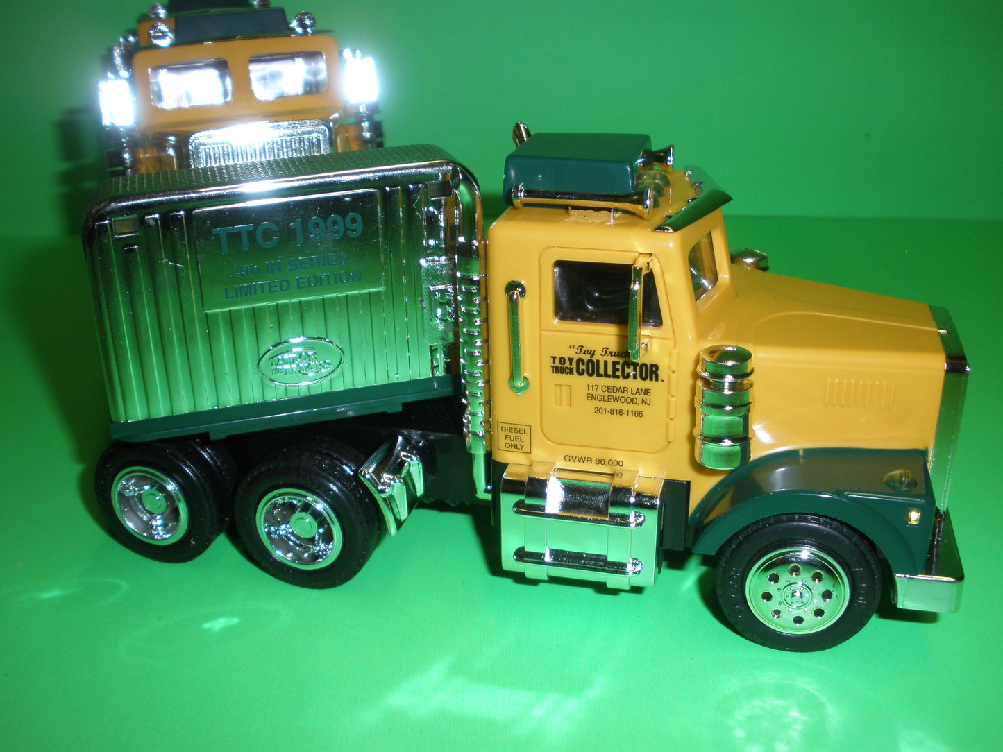 Toy Truck Collector Flatbed Truck & 2 Cab Load