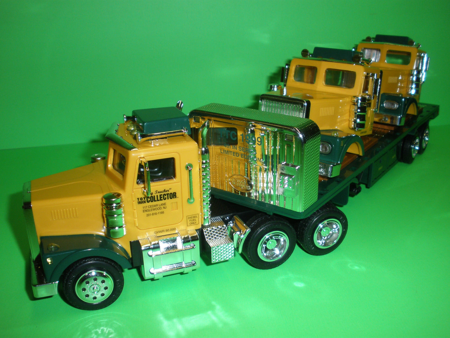 Toy Truck Collector Flatbed Truck & 2 Cab Load