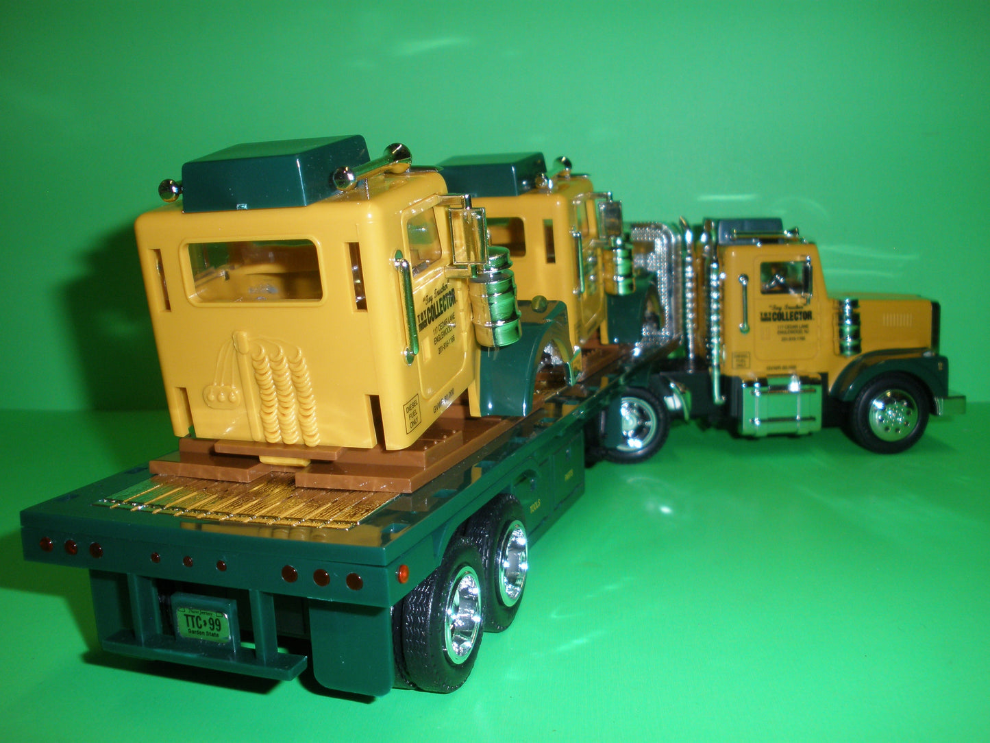 Toy Truck Collector Flatbed Truck & 2 Cab Load