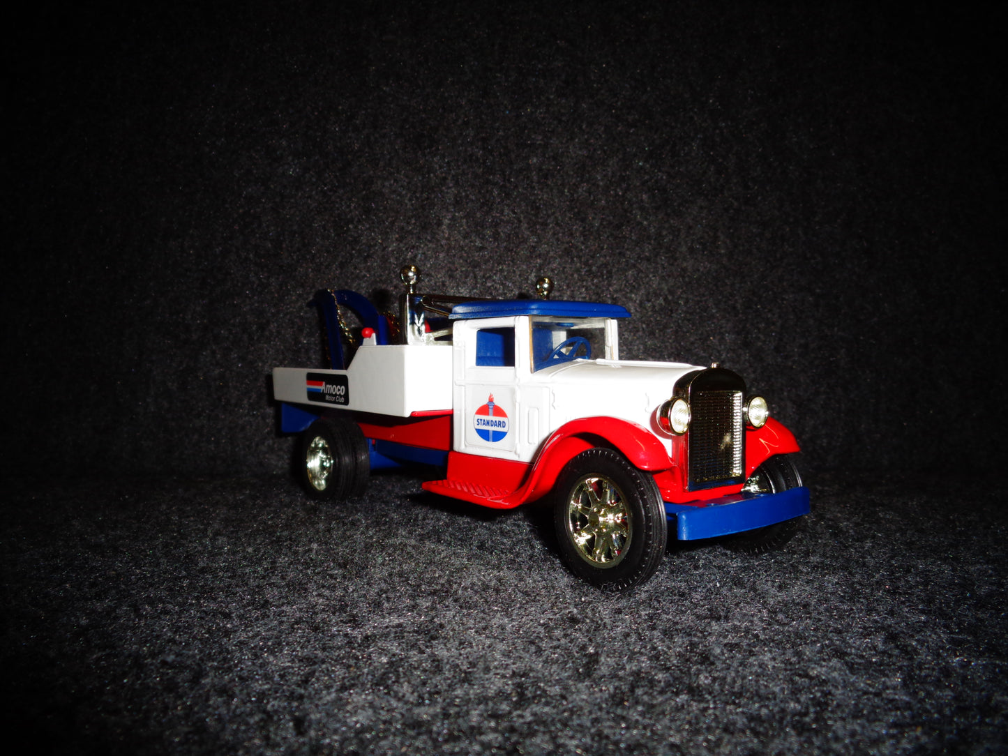 STANDARD OIL AMOCO 1931 International Tow Truck / Made In The U.S.A.