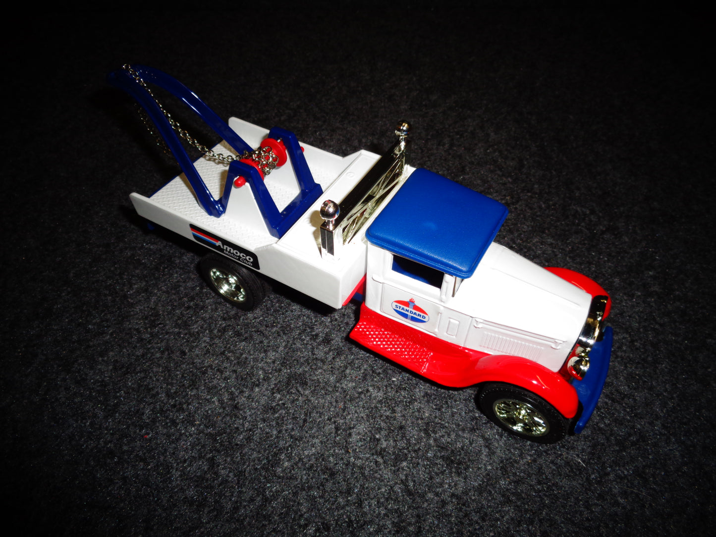 STANDARD OIL AMOCO 1931 International Tow Truck / Made In The U.S.A.