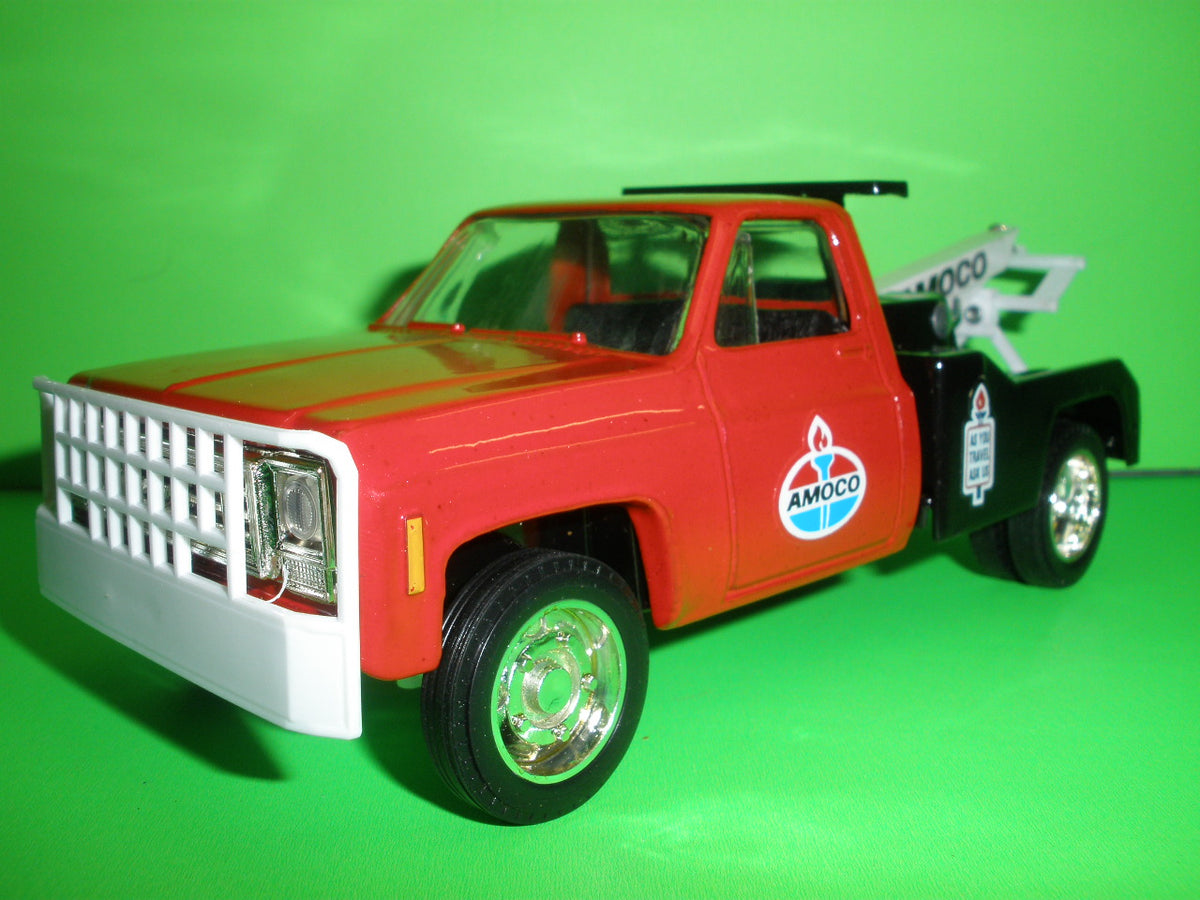 AMOCO STANDARD / 1975 Chevrolet Tow Truck / Made In The U.S.A.