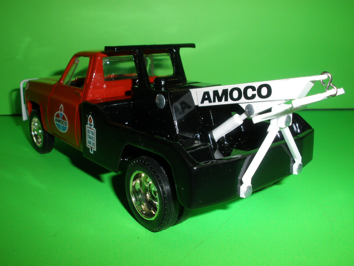 AMOCO STANDARD / 1975 Chevrolet Tow Truck / Made In The U.S.A.