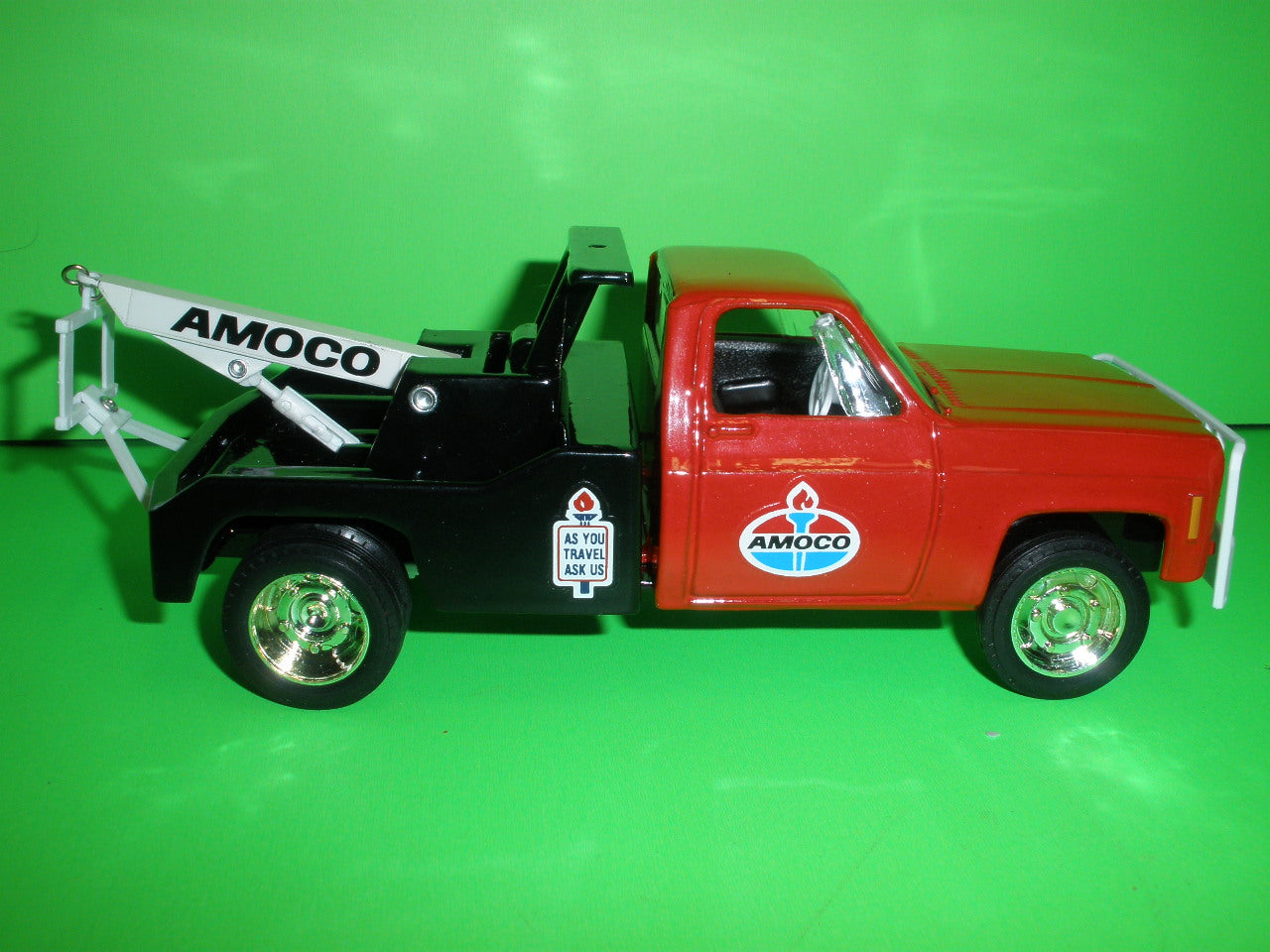 AMOCO STANDARD / 1975 Chevrolet Tow Truck / Made In The U.S.A.