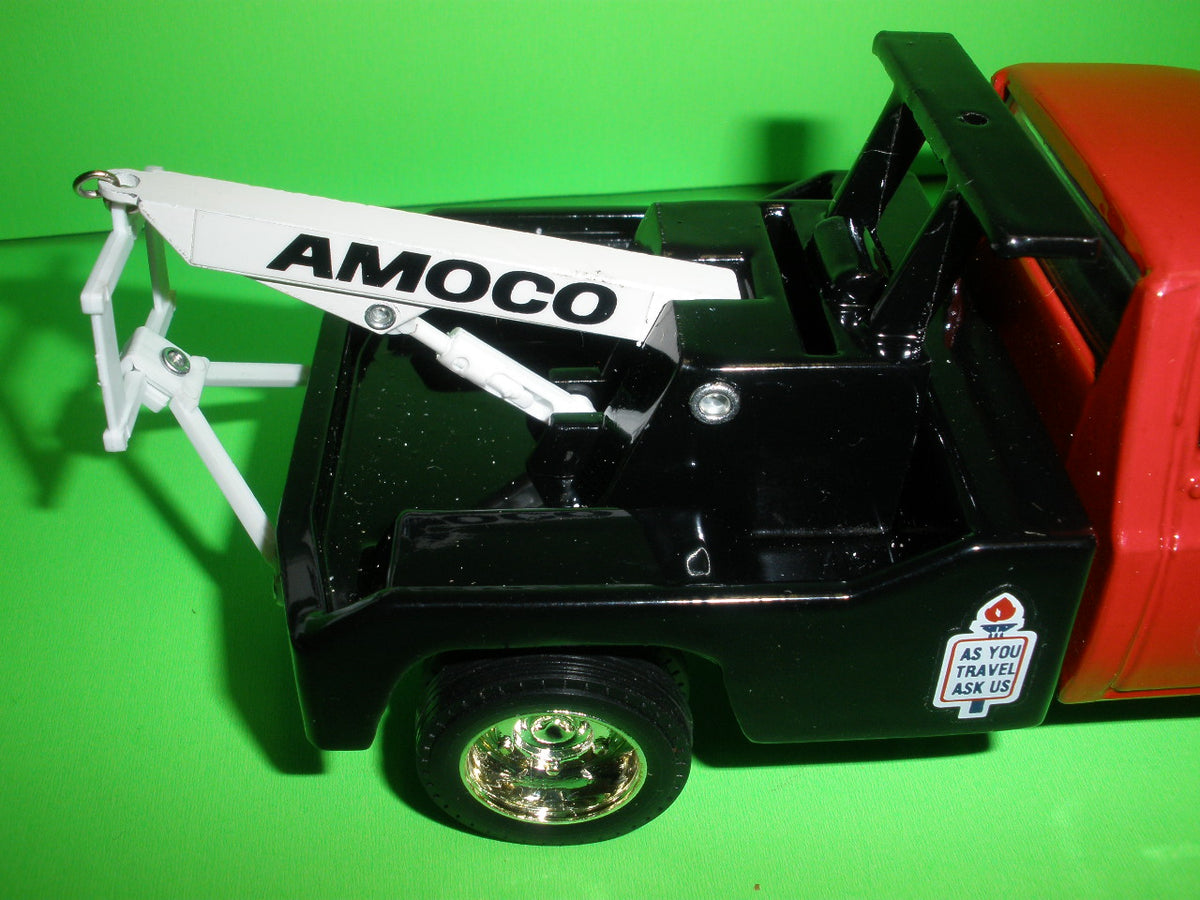 AMOCO STANDARD / 1975 Chevrolet Tow Truck / Made In The U.S.A.