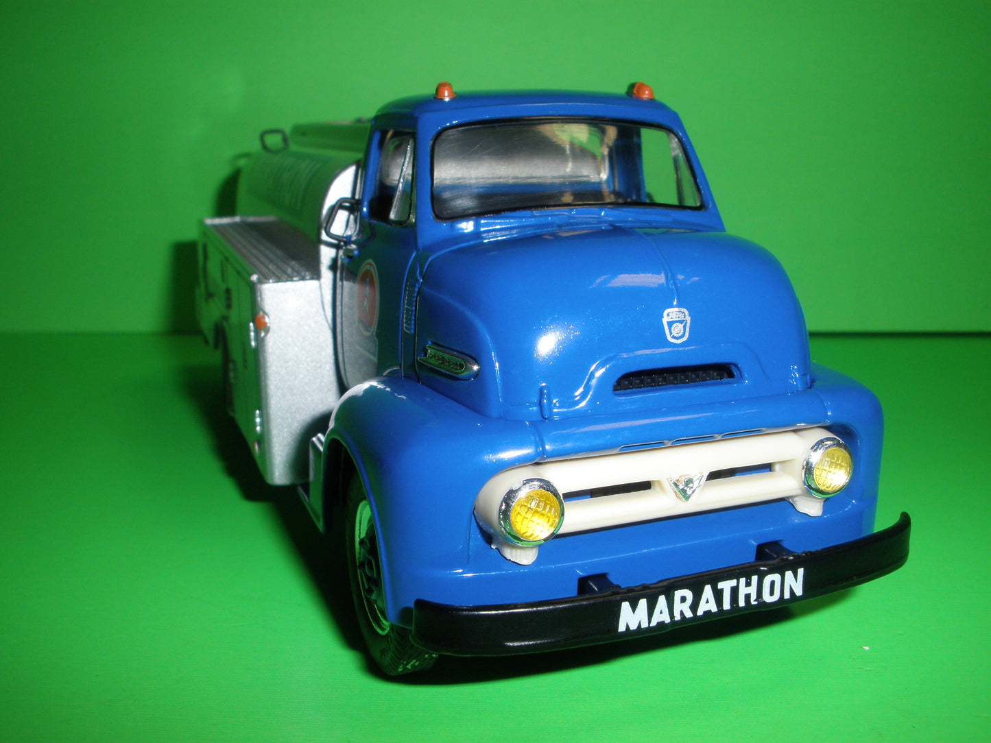 Marathon Oil / 1953 Ford C-600 Tanker