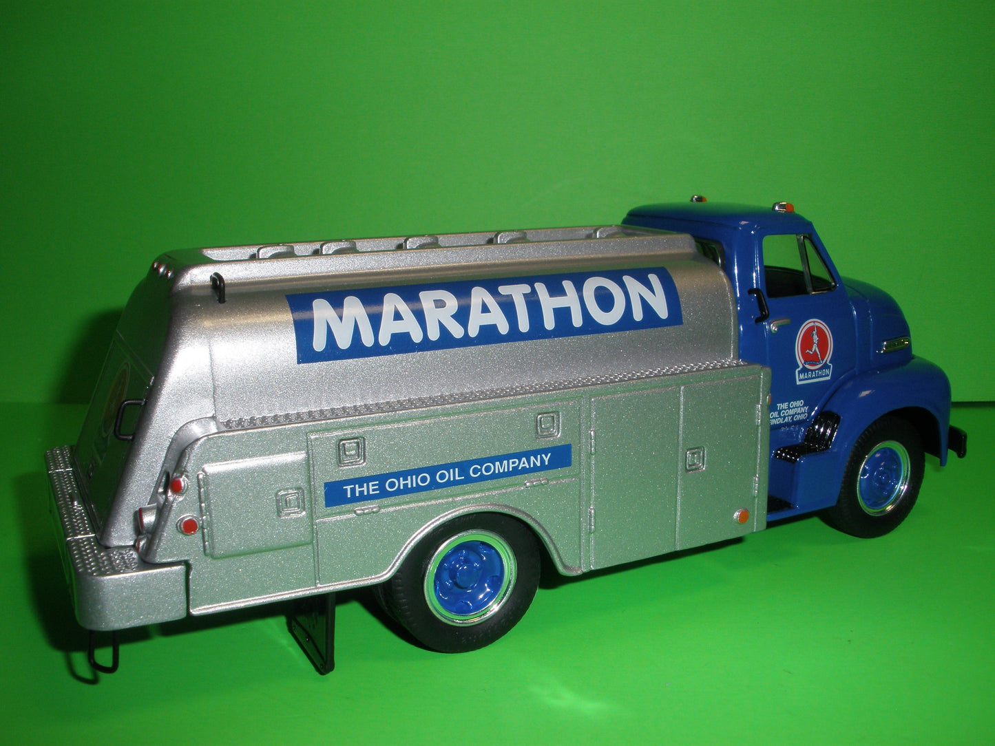 Marathon Oil / 1953 Ford C-600 Tanker