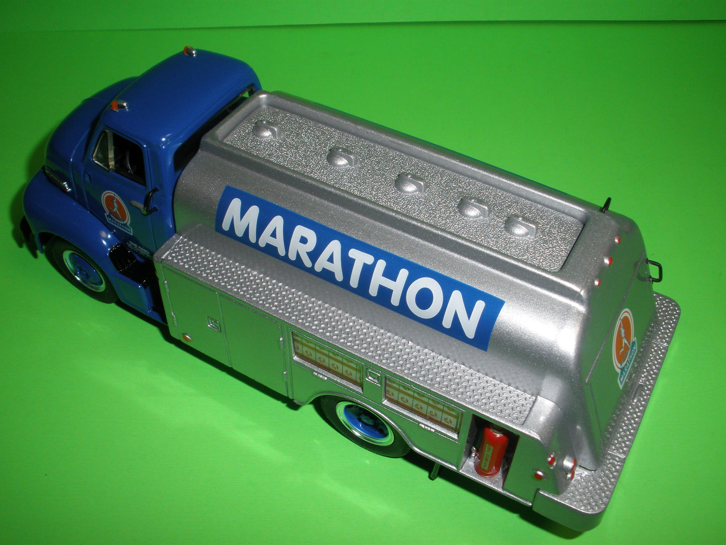 Marathon Oil / 1953 Ford C-600 Tanker