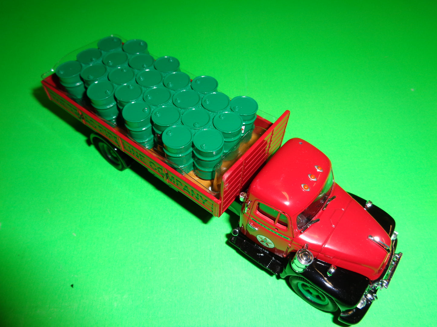Texaco Diamond T620 Dropside Truck with Oil Drums
