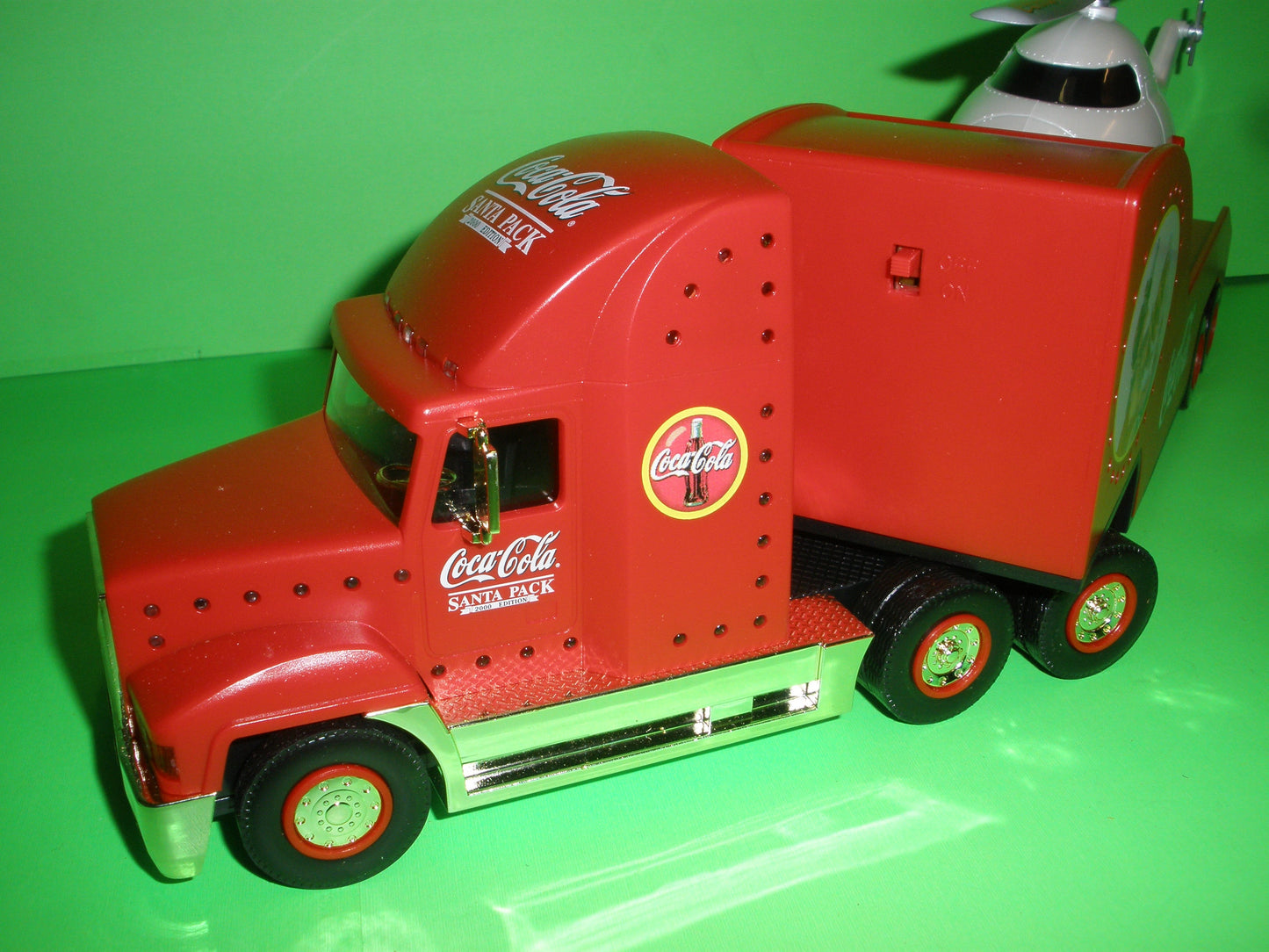 Coca-Cola 2000 Holiday Helicopter Carrier Truck - Gold Version