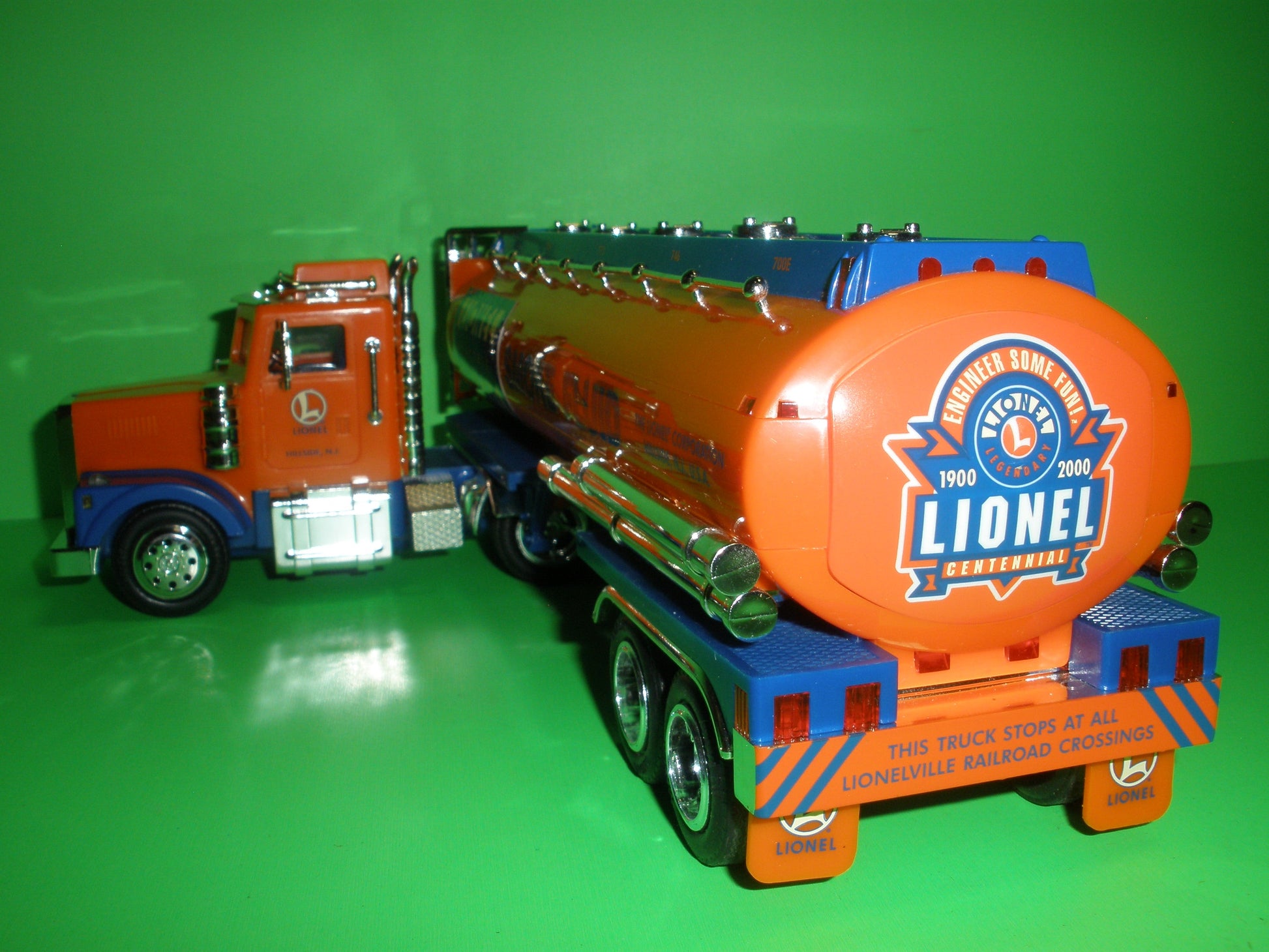Lionel Trains 2001 Tanker Truck
