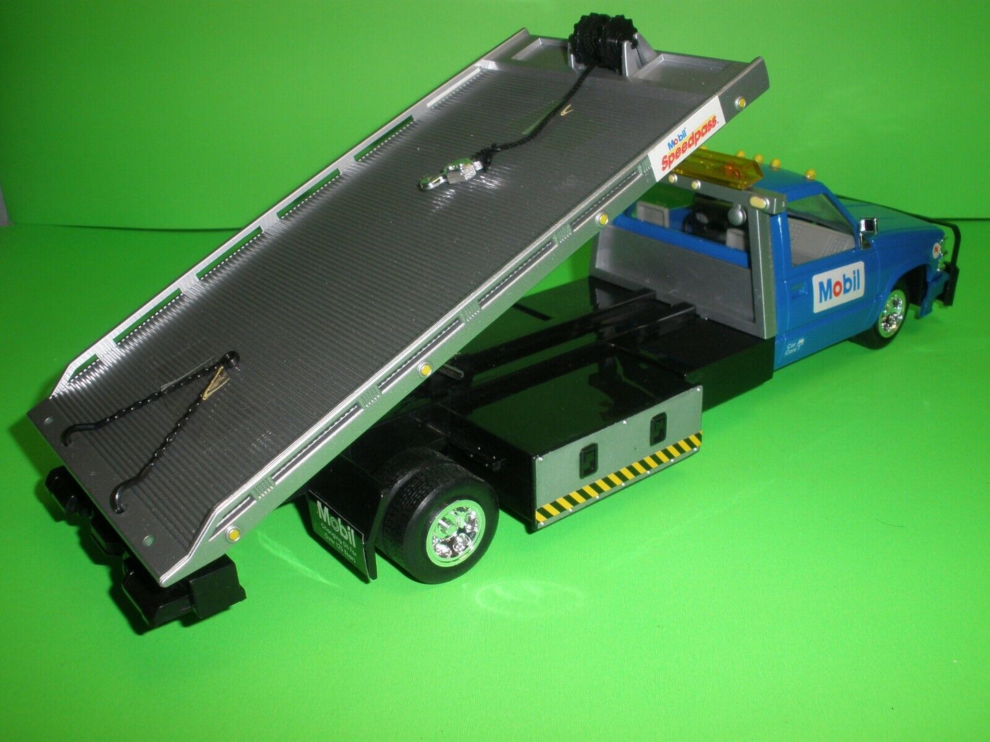 Mobil Chevrolet Rollback Wrecker Tow Truck & Porsche 928 – Texaco Toys Plus