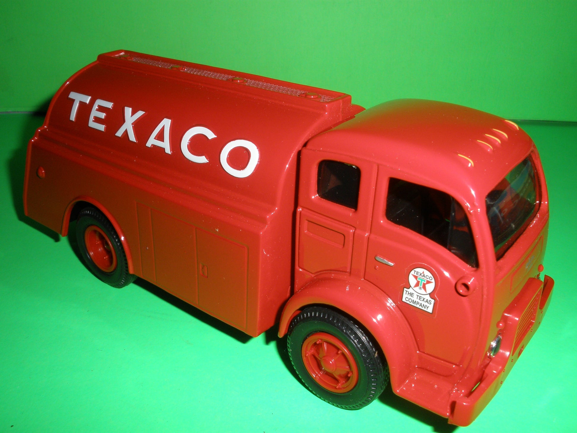 Texaco 1949 White Tilt Cab Tanker Truck