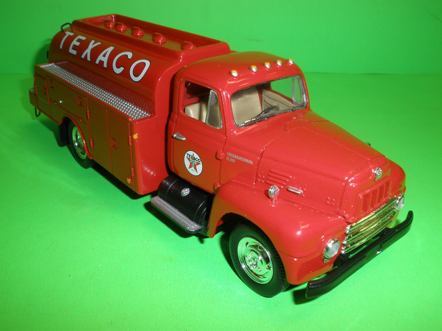 Texaco 1957 International R-190 Tanker Truck Aviation Series