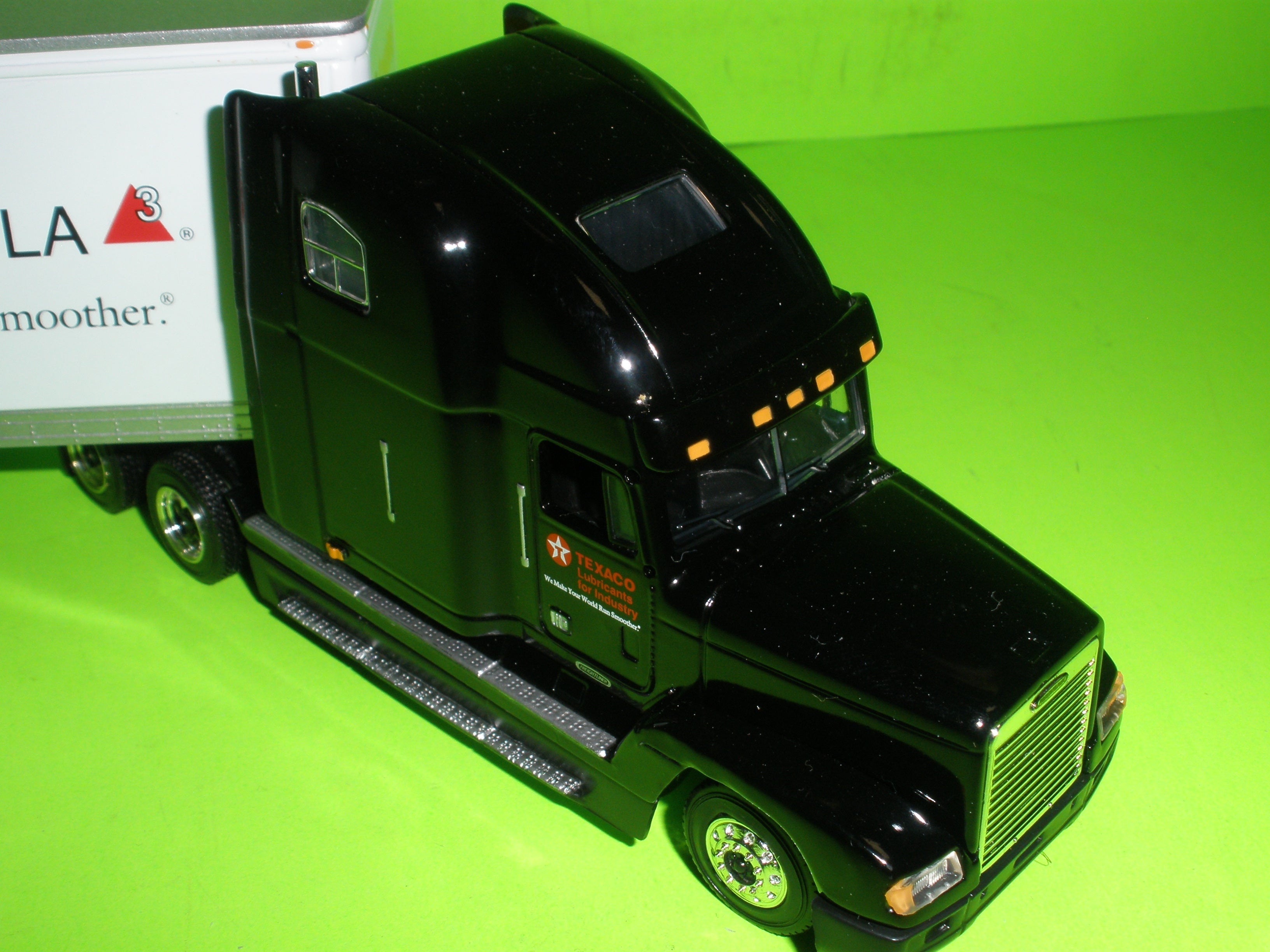 Freightliner columbia store toy trucks