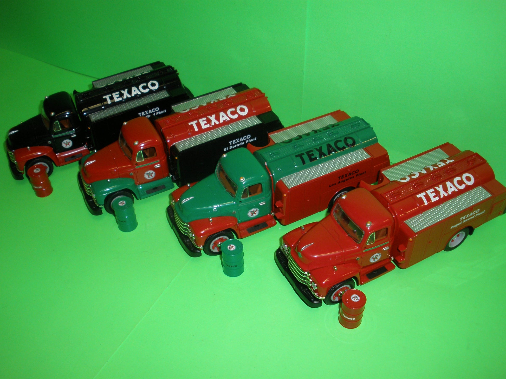Texaco Refinery Series Set of 4 with Matching Serial Numbers - 1955 Diamond T Tanker Trucks