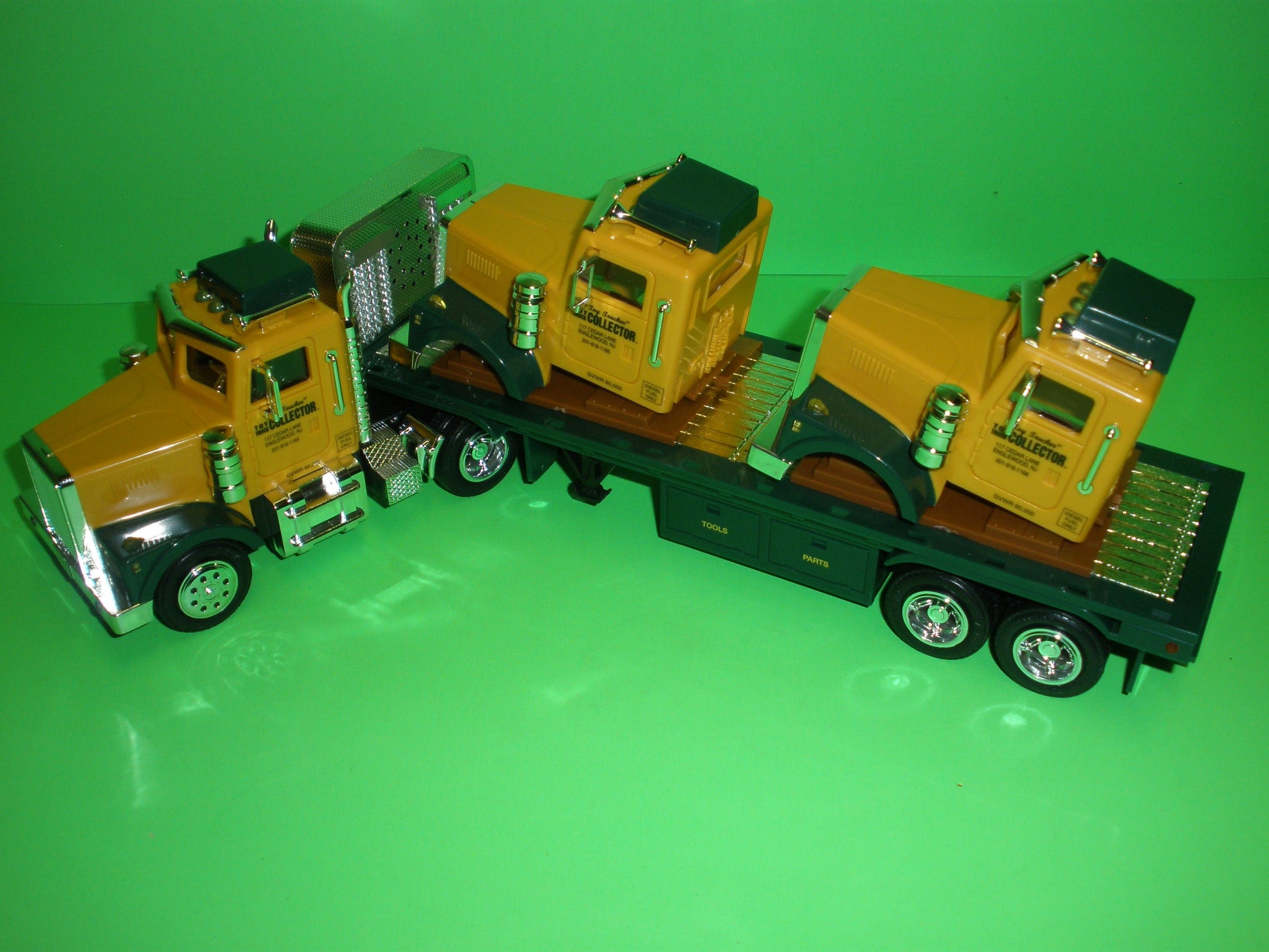 Toy Truck Collector Flatbed Truck & 2 Cab Load