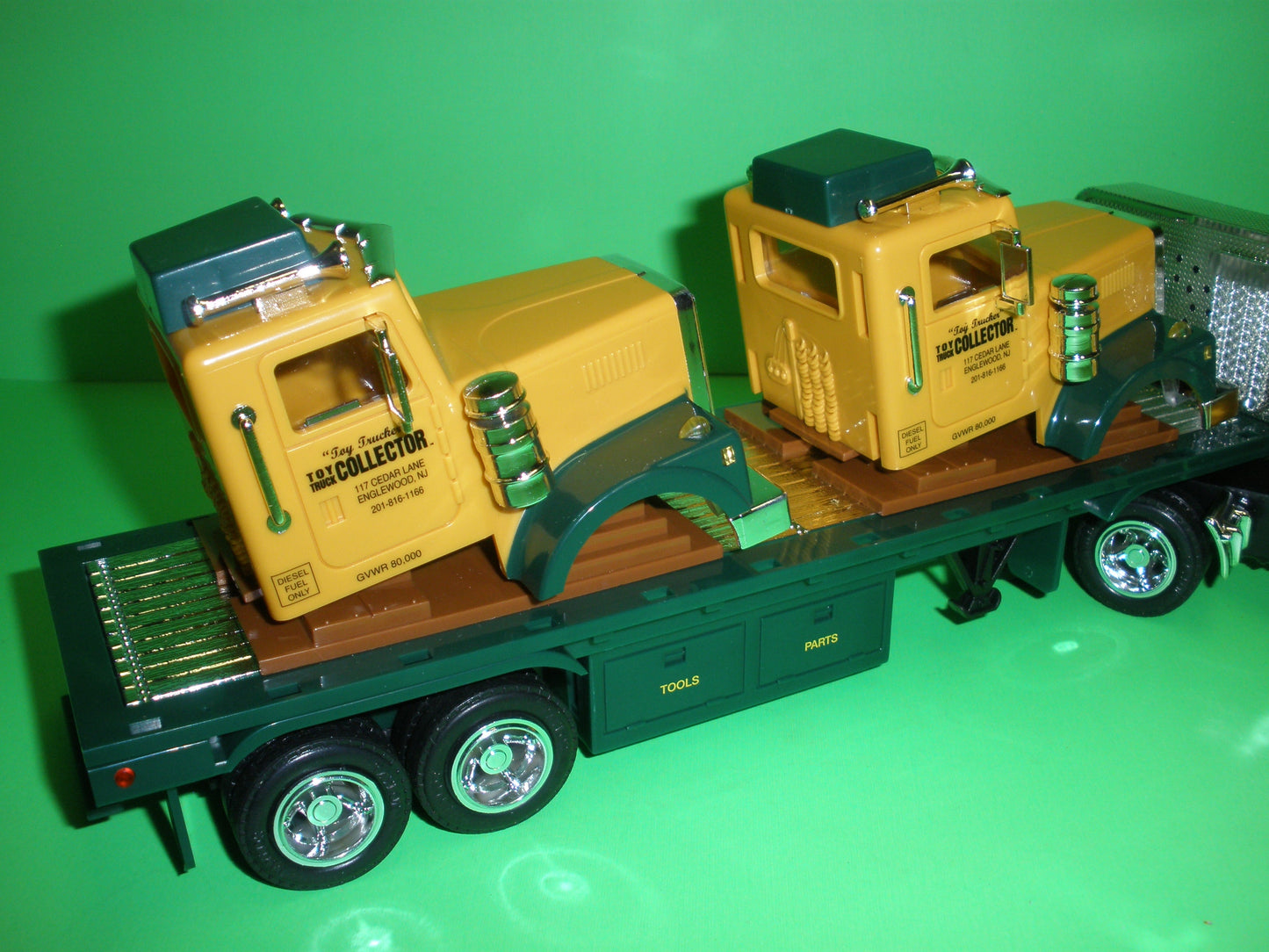 Toy Truck Collector Flatbed Truck & 2 Cab Load